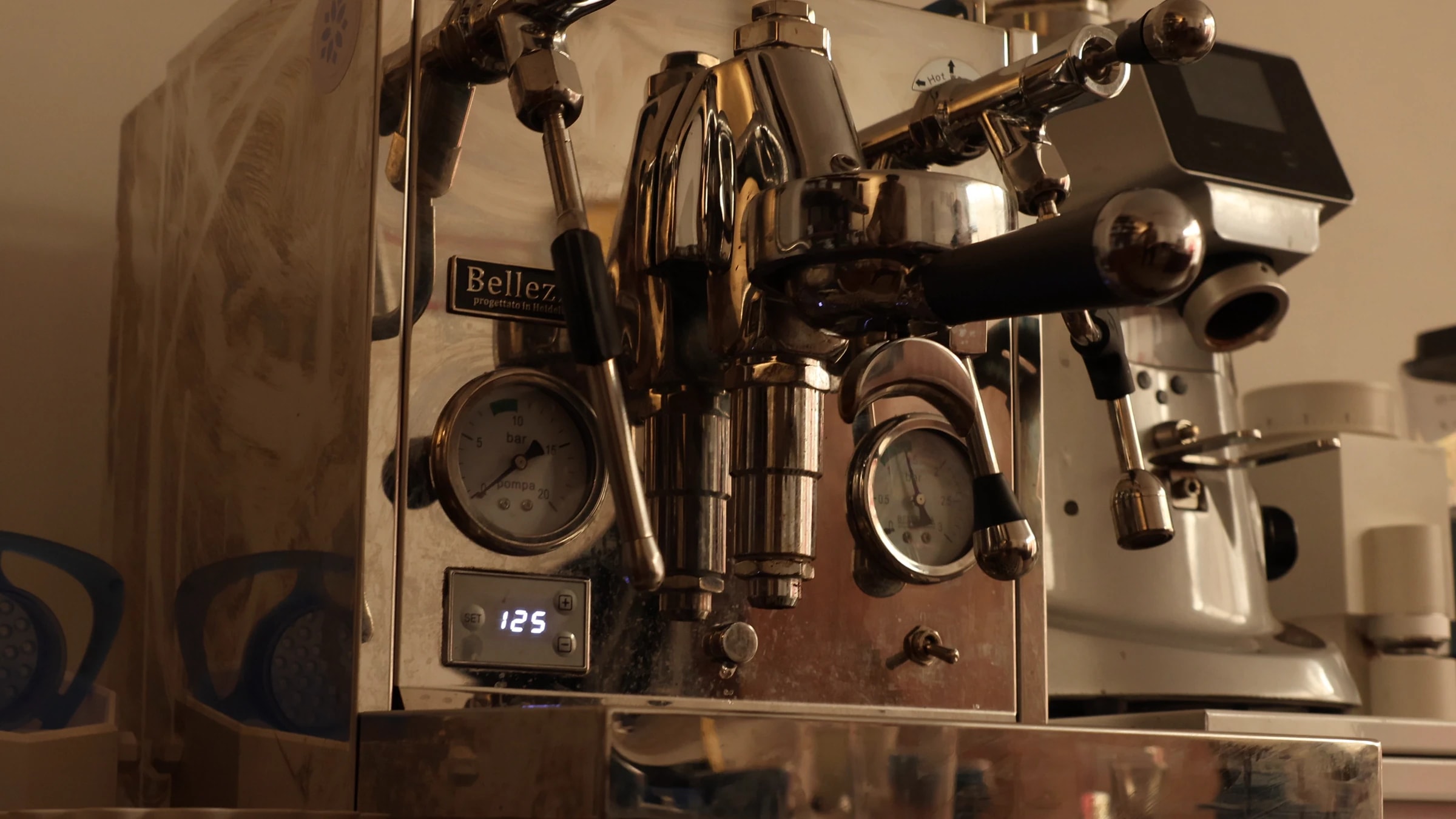 Flores Coffee Bar'daki Bezzera espresso makinesi